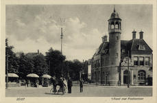 15727 Gezicht op Het Rond, in de 2e Dorpsstraat en op de linker- en voorgevel van het nieuwe postkantoor (Het Rond 5) ...